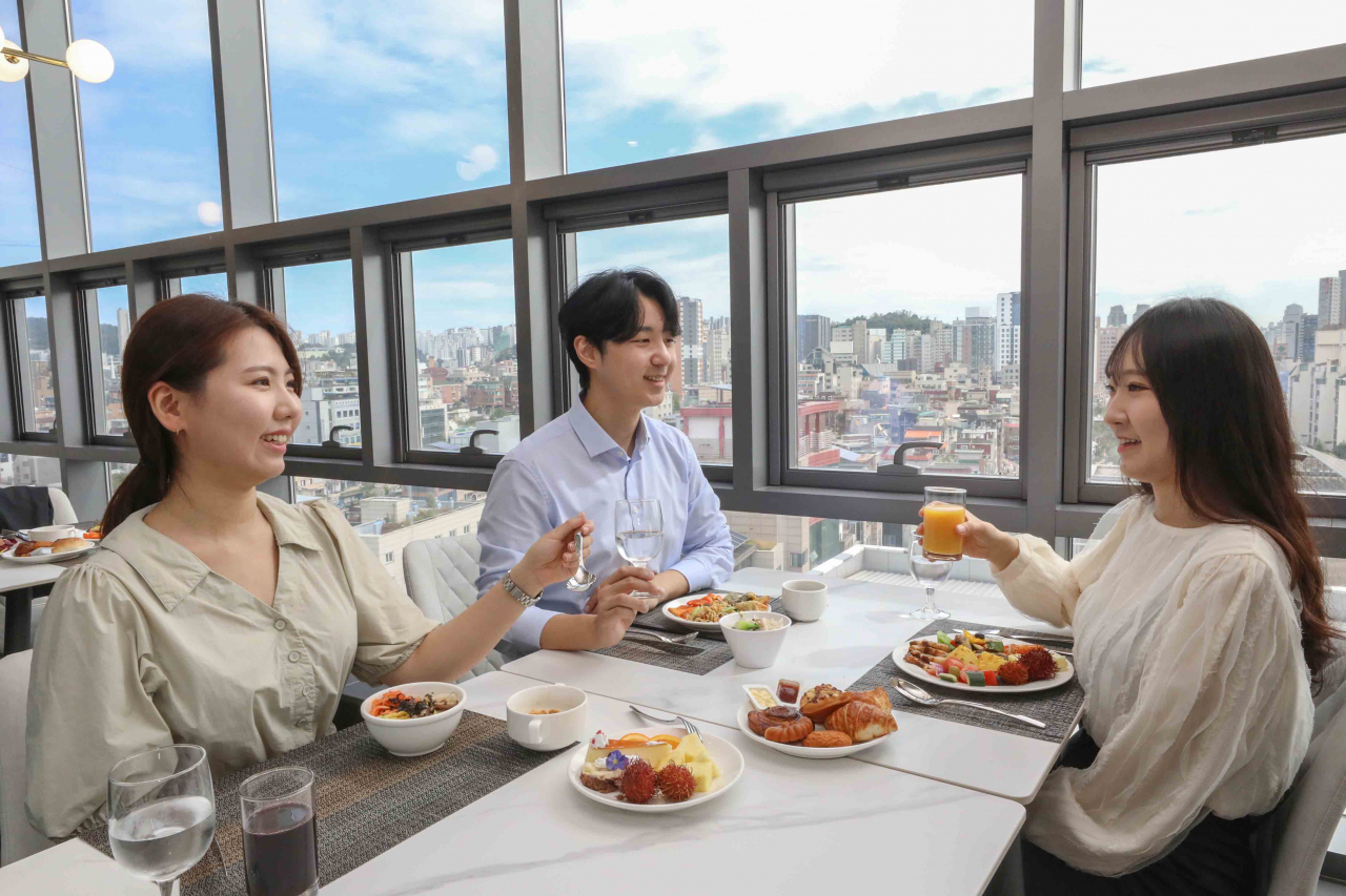 제주항공 홍대호텔 뷔페에서 식사를 즐기는 이용객들. [제주항공 제공]