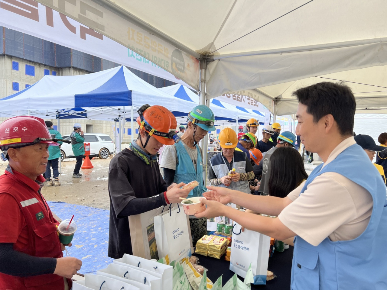 포스코이앤씨는 26일 한국외국인노동자지원센터와 함께 경기 광명시 재개발 사업 현장 외국인 근로자를 위한 ‘한가위 대잔치’를 열었다. [포스코이앤씨]