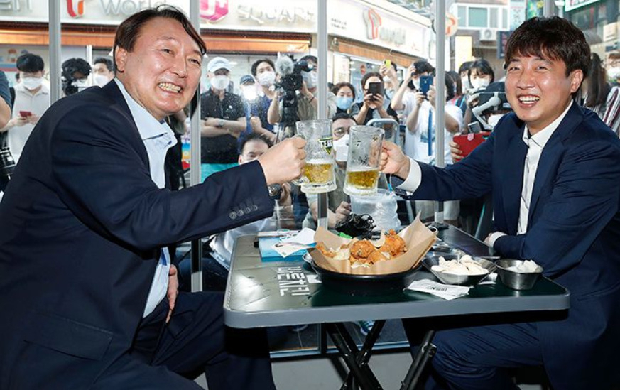 대선 때인 2021년 7월 국민의힘 이준석(오른쪽) 대표와 윤석열 전 검찰총장이 서울 광진구 건대 ‘맛의 거리’의 한 치킨집에서 치맥(치킨+맥주) 회동을 하며 건배하고 있다. [국회사진기자단]