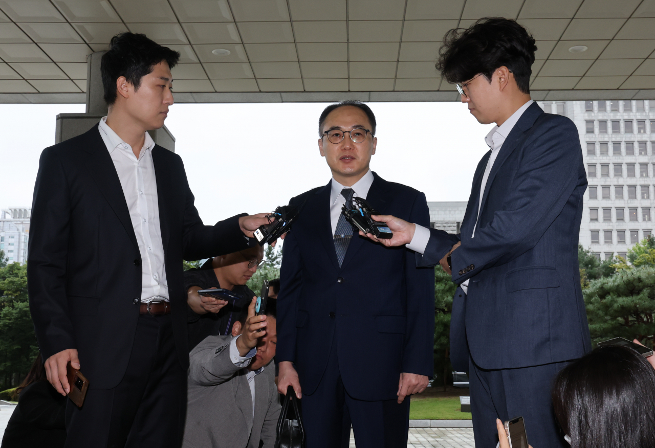 이재명 더불어민주당 대표에 대한 구속영장이 기각된 27일 오전 이원석 검찰총장(가운데)이 서울 서초구 대검찰청으로 출근하며 취재진 질문에 답하고 있다. [연합]
