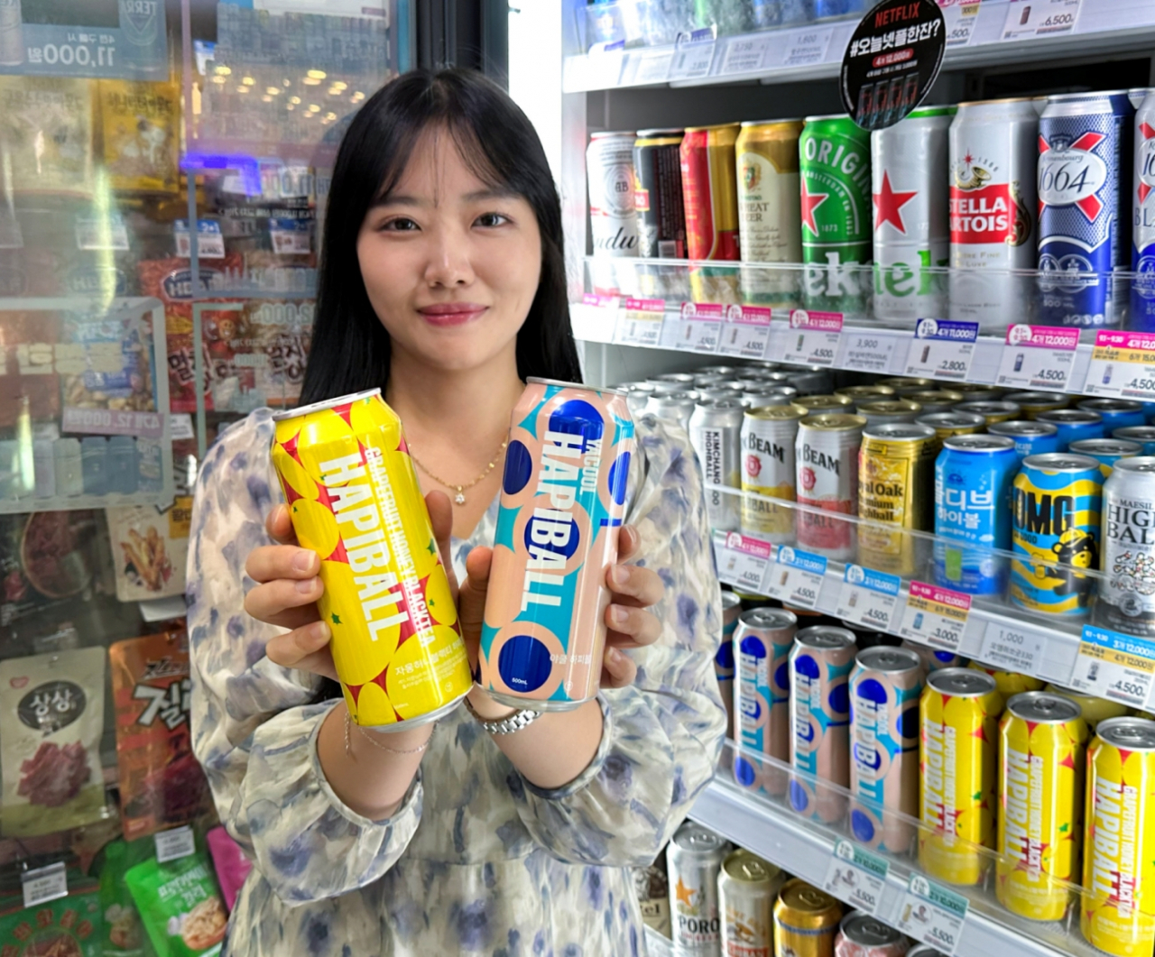 GS25의 한 매장에서 모델이 하피볼 상품 2종을 소개하고 있다. [GS리테일 제공]