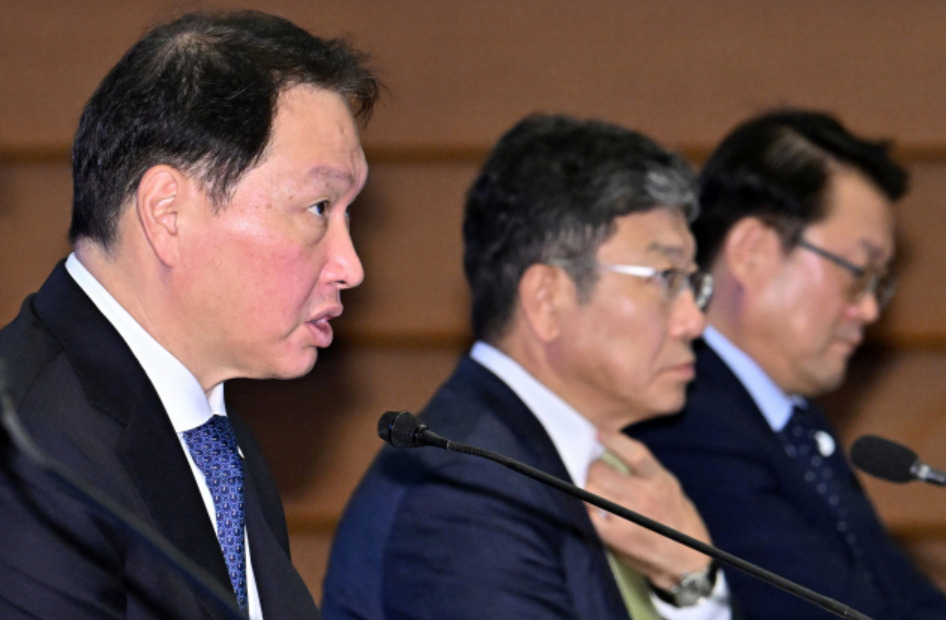 최태원(왼쪽) 대한상공회의소 회장 겸 SK그룹 회장이 26일 서울 중구 대한상의에서 열린 부산세계박람회 유치위원회 4차회의에서 발언하고 있다. 임세준 기자