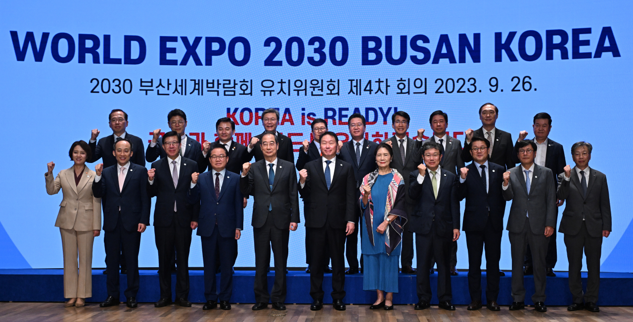 한덕수(앞줄 왼쪽 다섯 번째) 국무총리와 최태원(앞줄 왼쪽 여섯 번째) 대한상공회의소 회장을 비롯한 내빈들이 26일 서울 중구 대한상의에서 열린 2030 부산세계박람회 유치위원회 4차회의에서 기념촬영을 하고 있다. 임세준 기자