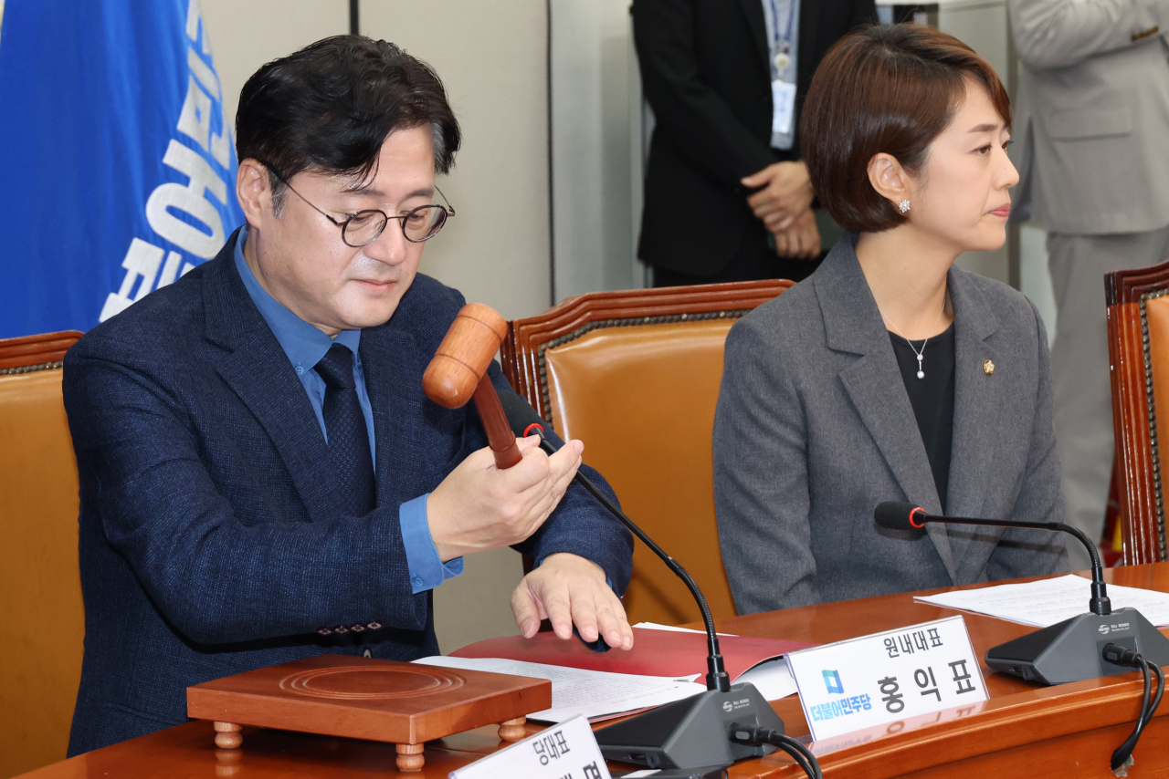 홍익표 더불어민주당 원내대표가 27일 국회에서 최고위원회의를 하고 있다. [연합]