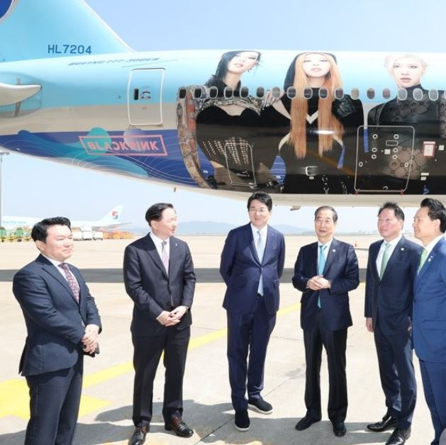 지난 5월 조원태 한진그룹 회장 등이 인천국제공항 대한항공 인천 정비 격납고에서 열린 부산 세계박람회(엑스포) 유치 기원 래핑 항공기 공개행사에 참석해 대화하고 있다. [연합]