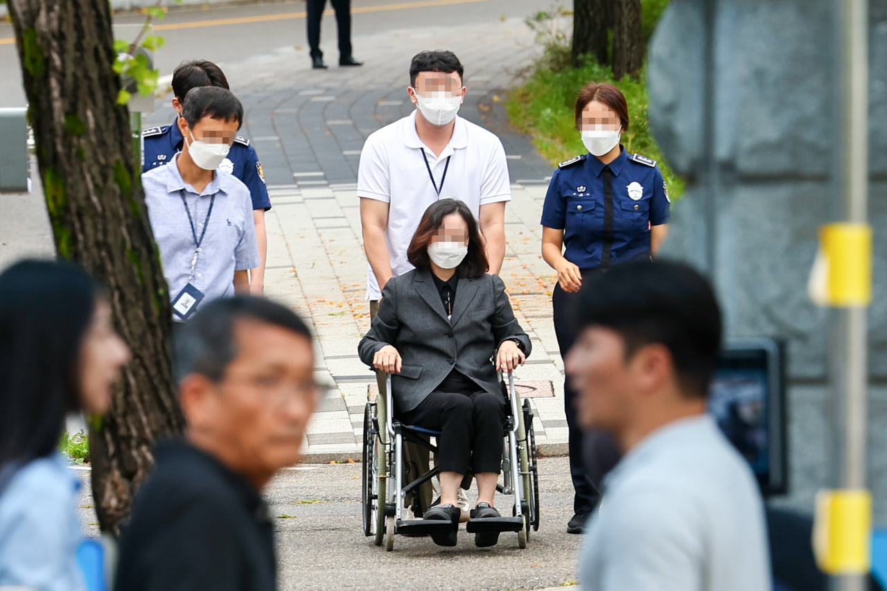 자녀 입시 비리 등으로 징역형을 받아 복역 중이던 정경심 전 동양대학교 교수가 27일 오전 가석방으로 풀려나 경기 의왕 서울구치소를 나서고 있다. 연합뉴스