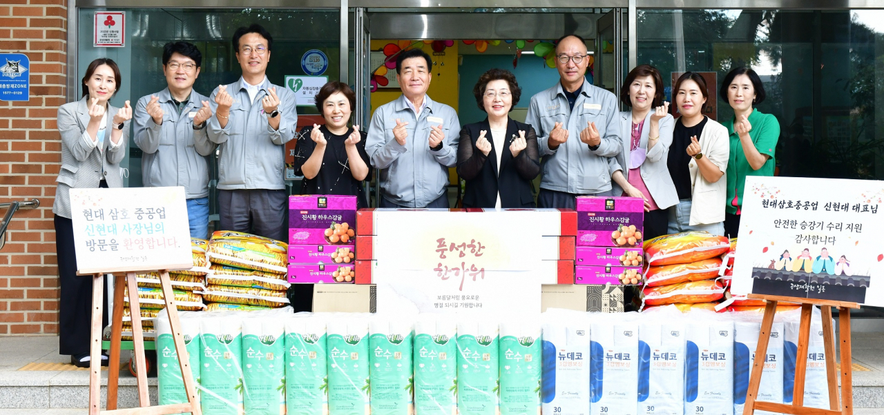 신현대(왼쪽 다섯번째) 현대삼호중공업 사장이 지난 26일 전남 목포시에 있는 공생재활원을 찾아 위문품을 전달한 뒤 기념촬영을 하고 있다. [현대삼호중공업 제공]