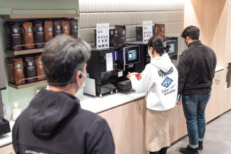 대한항공 직원들이 커피라운지를 이용하고 있다. [대한항공 제공]
