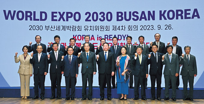 한덕수(앞줄 왼쪽 다섯번째) 국무총리와 최태원( 여섯번째) 대한상공회의소 회장을 비롯한 관련부처 장관, 부산엑스포 유치위원회 관계자들이 26일 서울 중구 대한상의 국제회의장에서 열린 2030 부산세계박람회 유치위원회 4차회의에서 기념촬영을 하고 있다. 임세준 기자