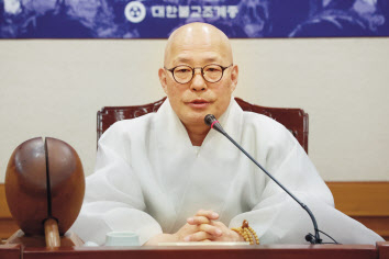 대한불교조계종 총무원장 진우스님이 26일 오전 서울 종로구 불교중앙박물관에서 열린 취임 1주년 기자간담회에서 발언하고 있다. [연합]