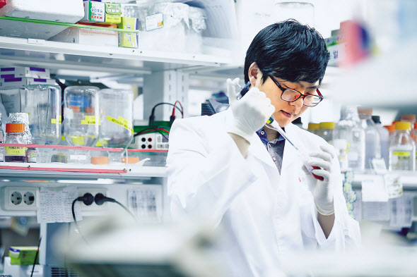 기초과학연구원(IBS) 시냅스 뇌질환 연구단 연구원이 관련 실험을 진행하고 있다. [IBS 제공]