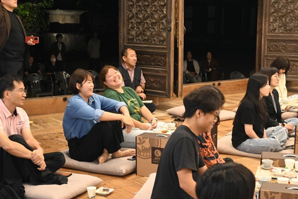 9월 화엄사 화야몽 행사에 참석한 불자들이 밝게 웃고 있다. [화엄사 제공]