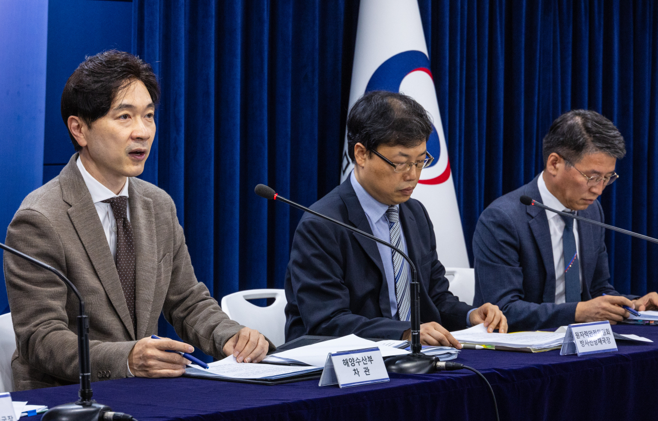 박성훈 해양수산부 차관(왼쪽)이 27일 오전 서울 종로구 정부서울청사에서 열린 후쿠시마 원전 오염수 방류 일일 브리핑에 참석해 우리 해역·수산물 안전 관리 현황을 설명하고 있다. 연합뉴스
