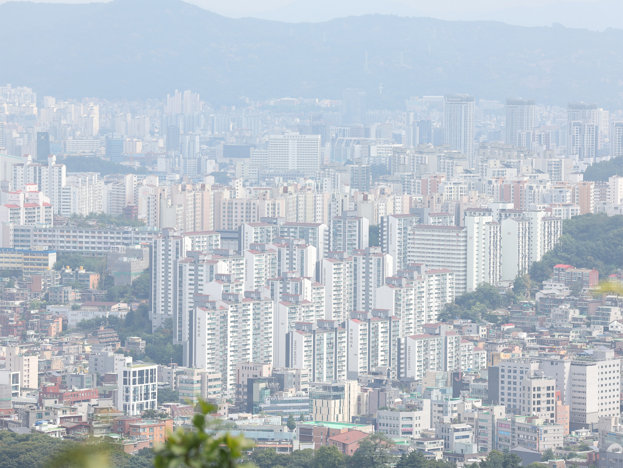 Apartment buildings in central Seoul (Yonhap)