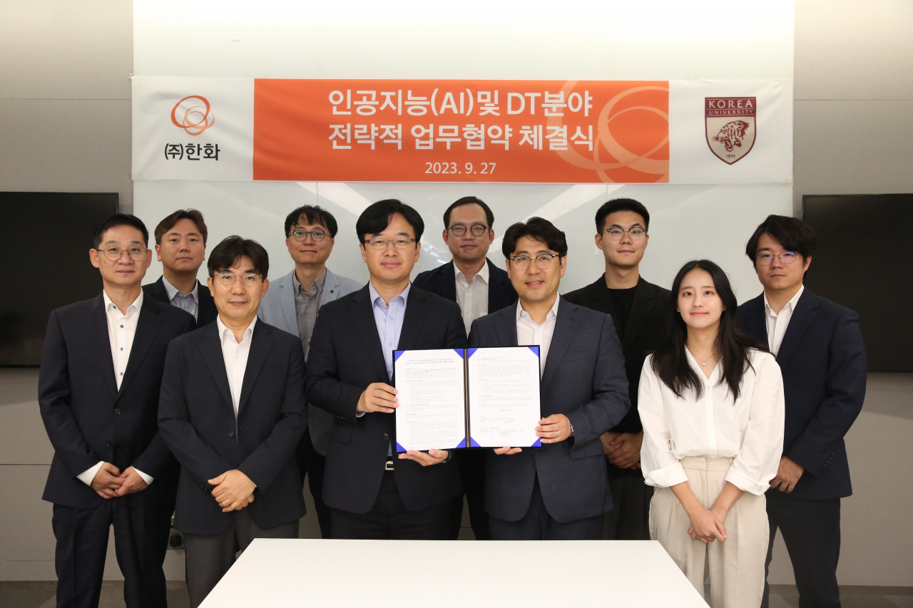 ㈜한화와 고려대 관계자들이 업무협약 체결식 이후 기념 사진을 촬영하고 있다. [㈜한화 제공]