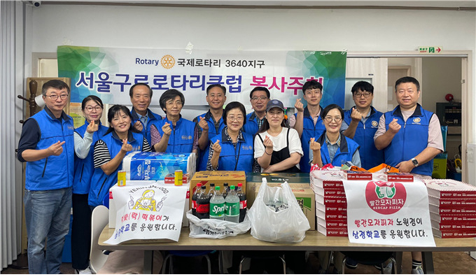 세종대 세종나눔봉사단과 서울구로로타리 회원들이 지난 23일 삼정학교를 찾아 학생들과 사진을 찍고 있다. [세종대 제공]