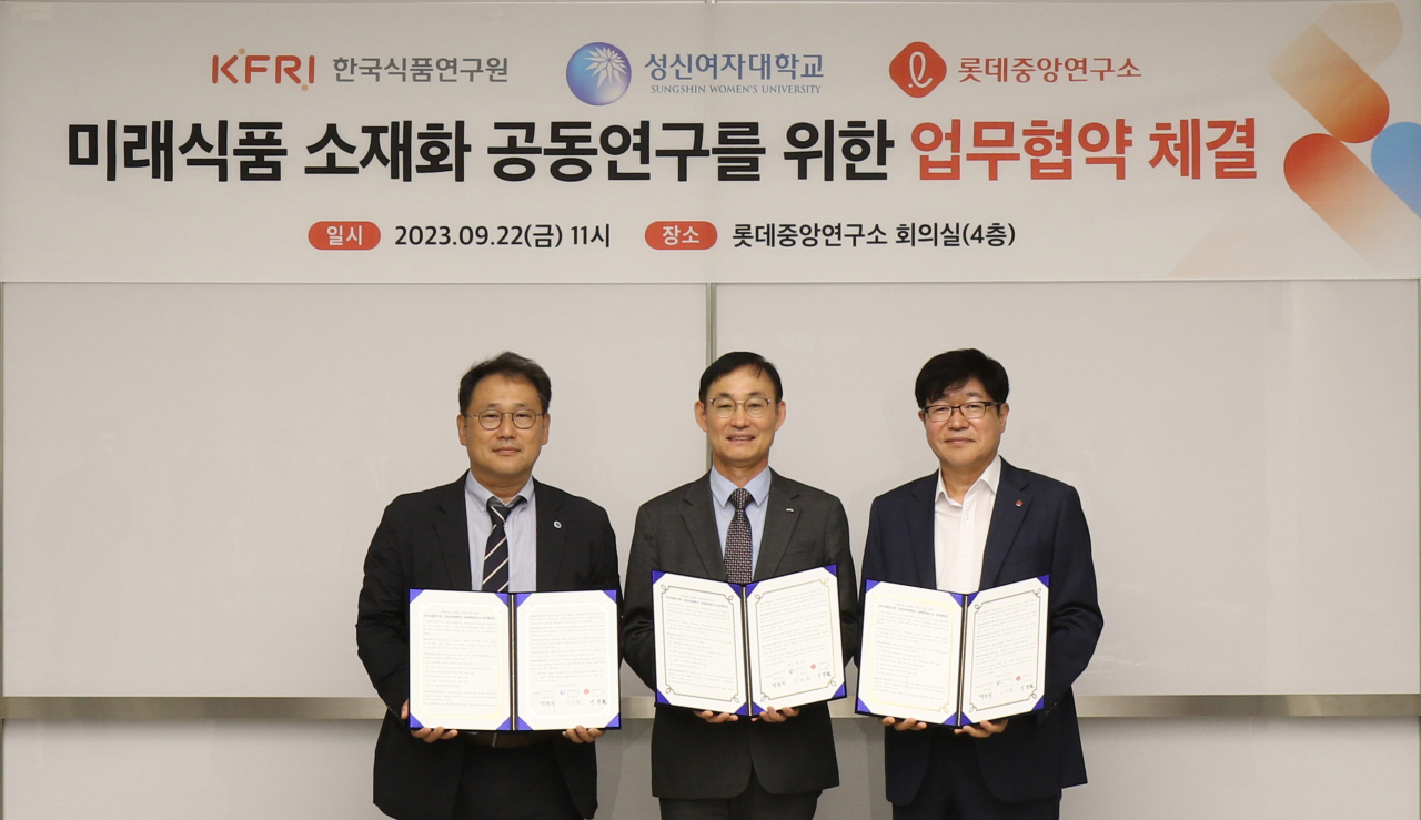 이성근(왼쪽부터) 성신여대 총장, 백형희 백형희 한국식품연구원장, 이경훤 롯데중앙연구소장이 지난 22일 업무협약 체결 후 기념 촬영을 하고 있다. [성신여대 제공]