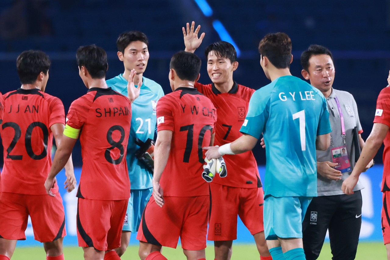 27일 중국 저장성 진화 스포츠센터 스타디움에서 열린 항저우 아시안게임 남자축구 16강전 대한민국과 키르기스스탄의 경기. 5대 1 대파 후 8강행을 확정한 대표팀의 정우영 등 선수들이 기뻐하고 있다.[연합]