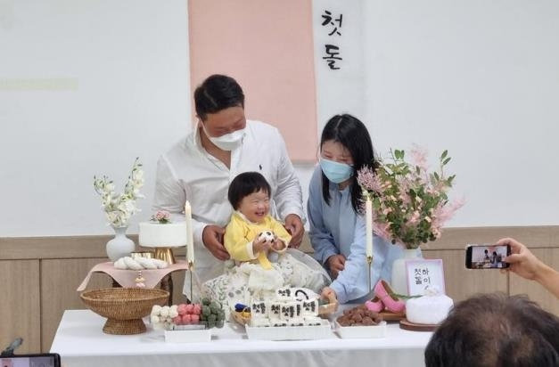 지난해 10월 경남 통영시 사량면사무소에서 돌잔치가 열리고 있다. 사진은 기사 내용과 무관함. [연합]