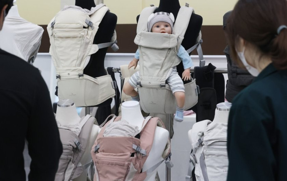 지난 4월 열린 2023 코베 베이비페어에서 참관객들이 아기띠 등을 살펴보고 있다. [연합]