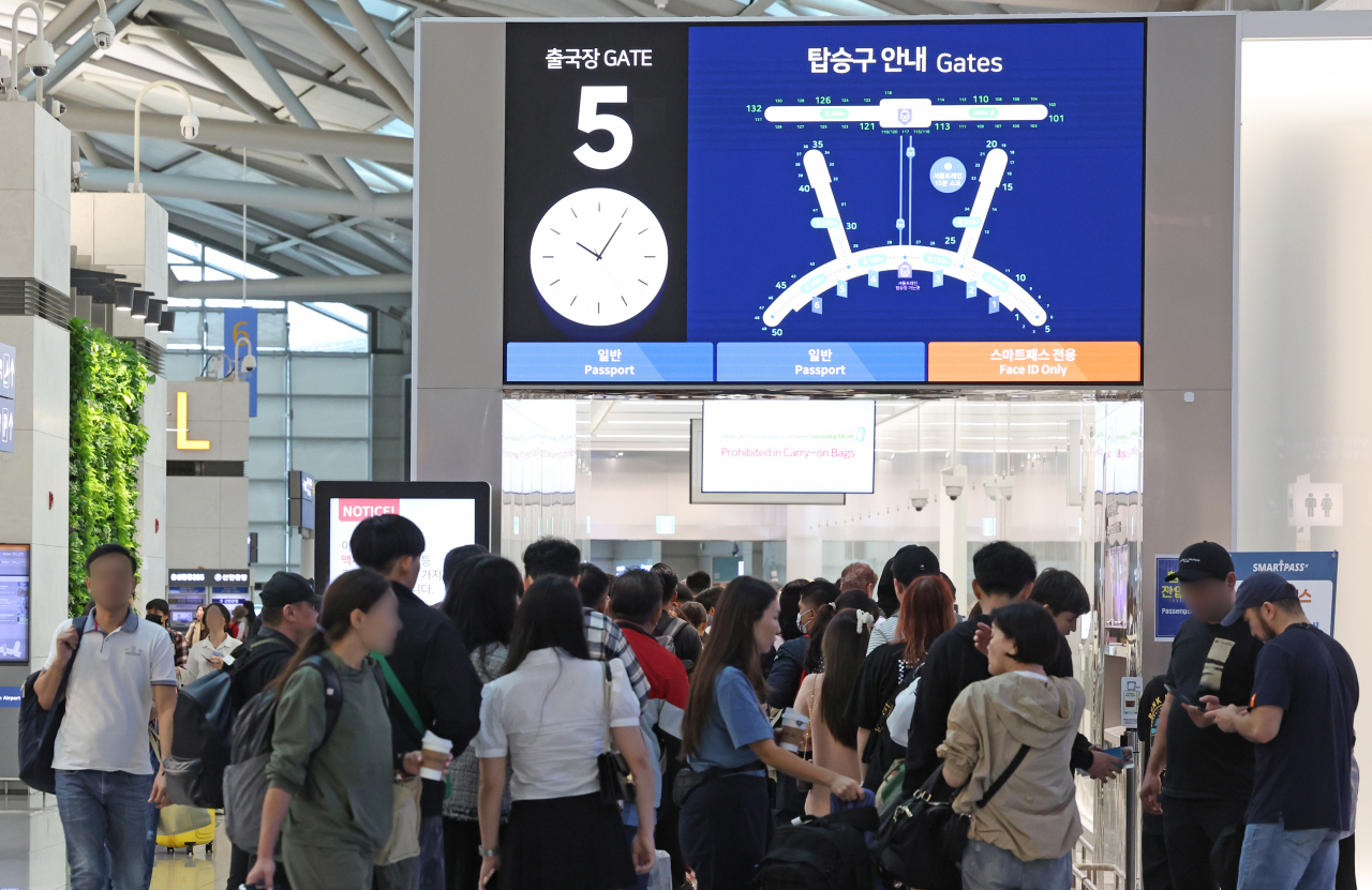 추석 연휴를 이틀 앞둔 지난 26일 오전 이용객들로 붐비는 인천국제공항. [연합]