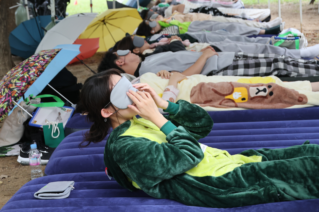 서울시와 서울관광재단은 10월 7&sim;8일 서울숲에서 ‘2023 서울웰니스위크’를 최초 개최한다. 사진은 지난달 유한킴벌리가 서울숲에서 개최한 ‘2023 우리 강산 푸르게 푸르게 숲속 꿀잠대회’ 장면. [연합]