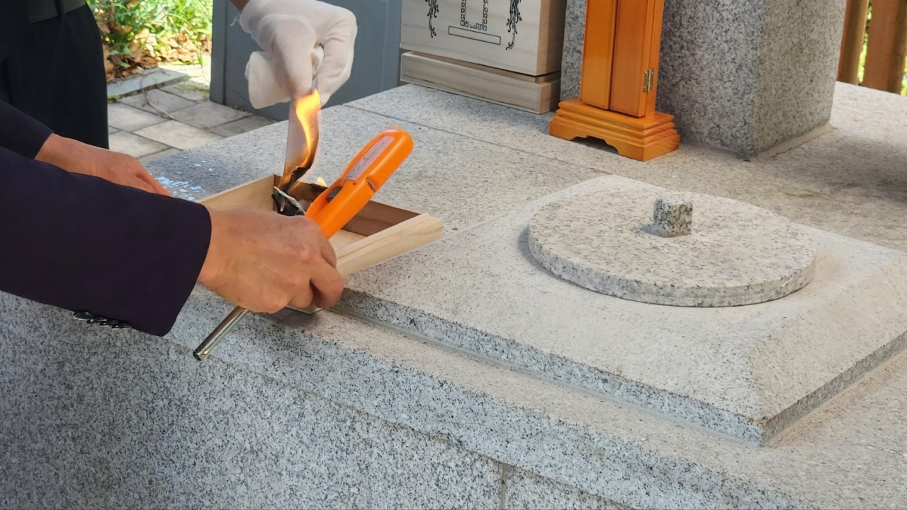 무연고 사망자의 장례를 치르는 모습. 안효정 기자