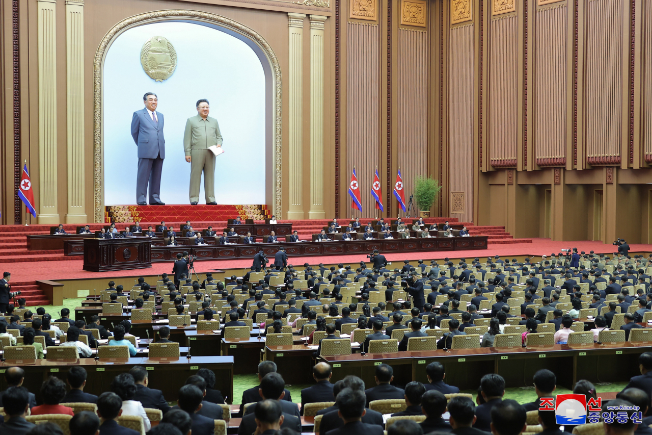 북한은 지난 26일부터 27일까지 평양 만수대의사당에서 제14기 제9차 최고인민회의(국회격)를 열고 핵무력정책을 헌법에 명시했다. [연합]