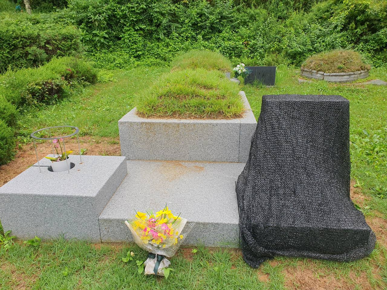 경기도 남양주시 모란공원 민주열사 묘역에 있는 박원순 전 서울시장의 묘소가 검은색 스프레이로 훼손돼 경찰이 수사 중이다. 사진 속 훼손된 묘비가 가려져 있다. [연합]