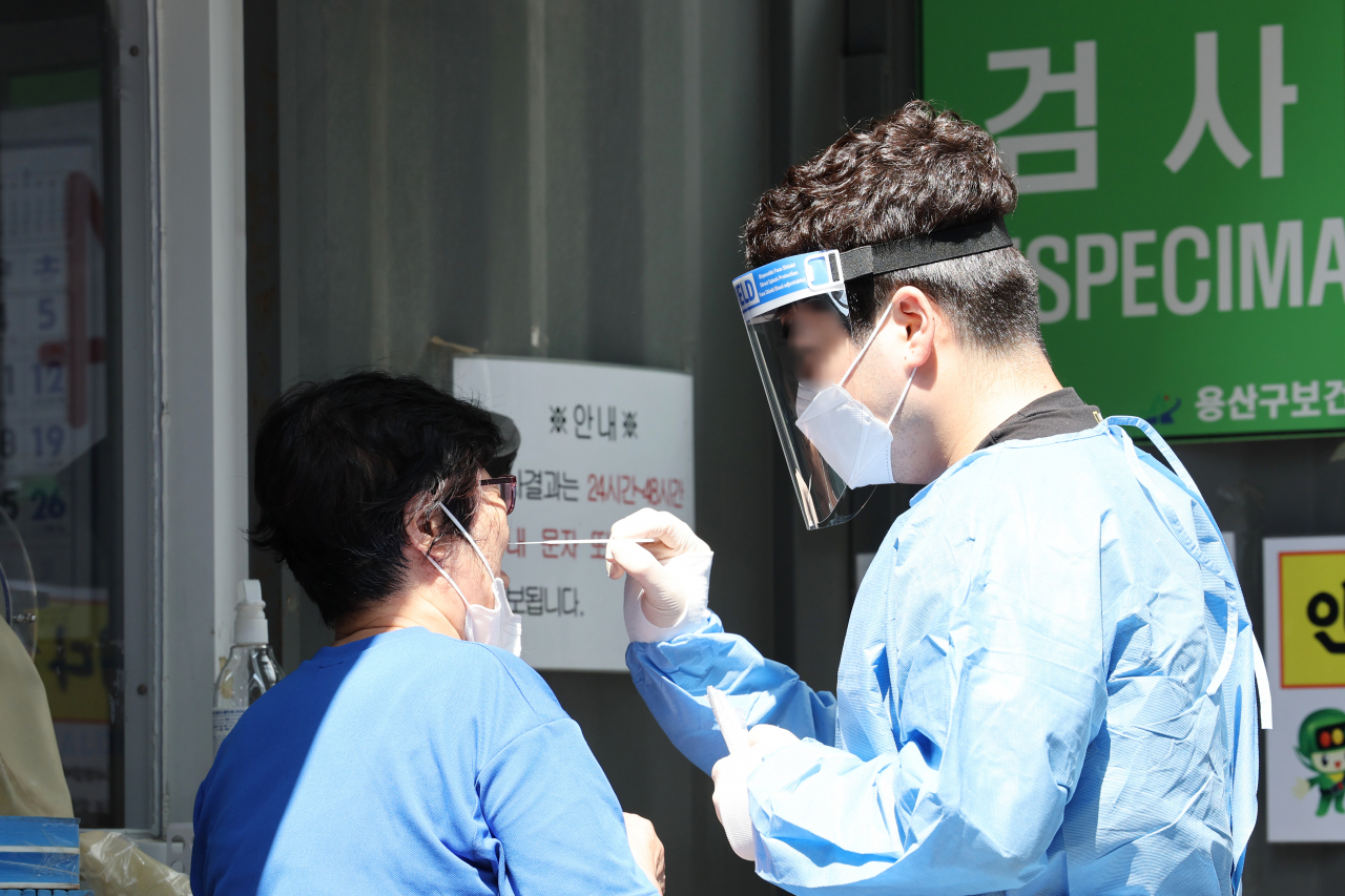 서울 용산구보건소에 마련된 선별진료소 [연합]