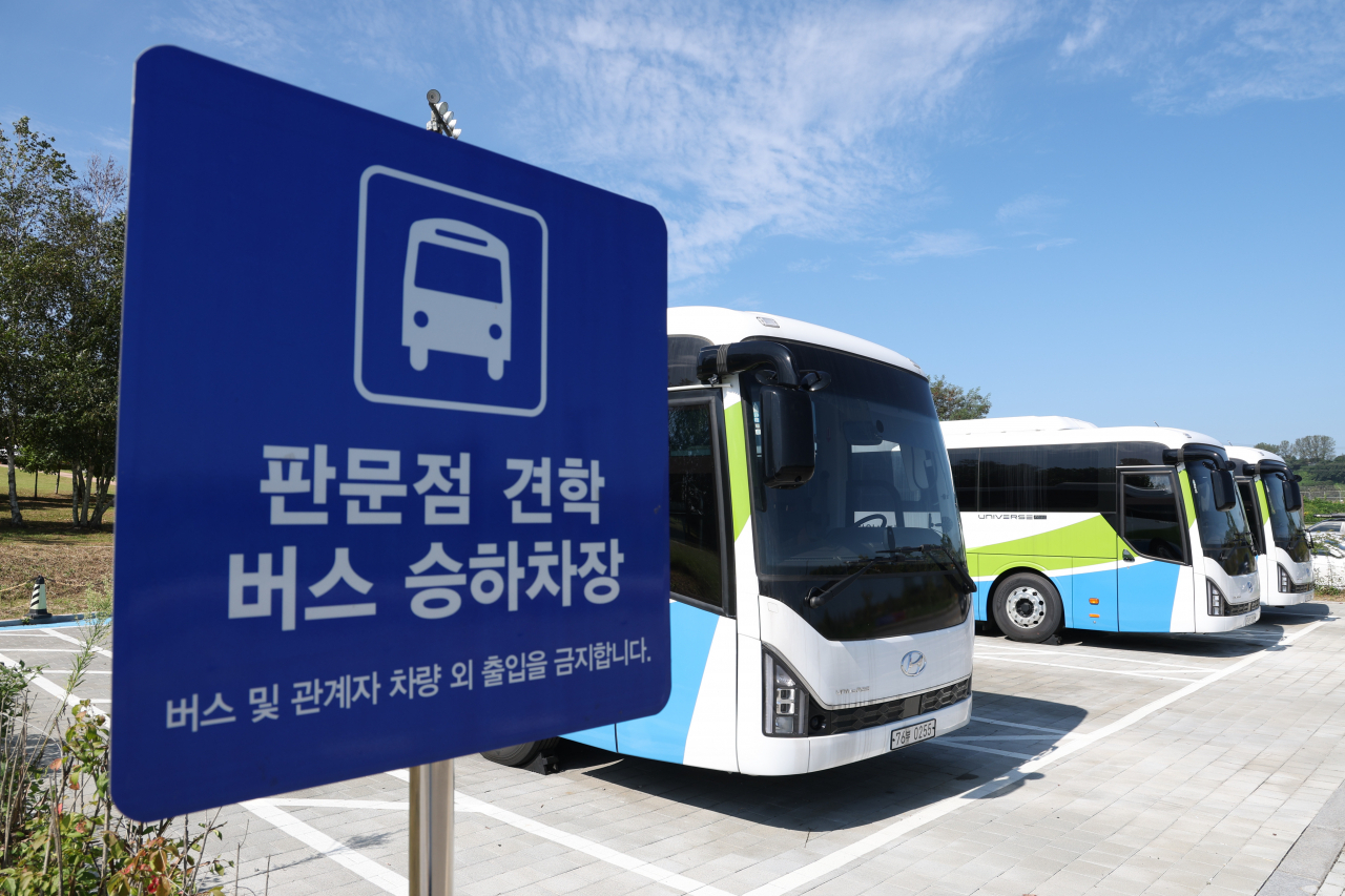 지난 7월 무단 월북했다가 두달여만에 북한에서 추방된 주한미군 트래비스 킹 이병이 “집으로 돌아가게 돼 너무 행복하다”는 뜻을 밝혔다고 AFP 통신이 27일(현지시간) 보도했다. 킹 이병의 월북 이후 판문점 견학은 중단된 상태다. 경기 파주시 임진각 판문점 견학지원센터 견학버스들이 운행하지 못하고 있다. [연합]