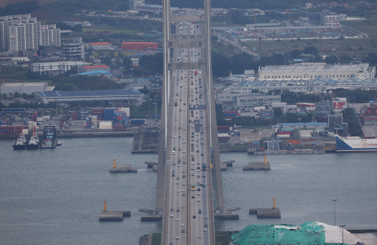 추석 연휴를 하루 앞둔 27일 오후 경찰청 헬기에서 바라본 서해대교에서 귀성 차량 등이 이동하고 있다. [항공촬영협조 = 경위 신승호, 경위 박지환] [연합]