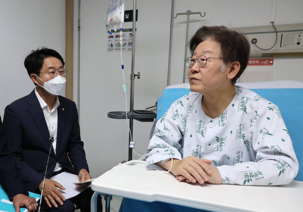 이재명 더불어민주당 대표가 지난 28일 서울 중랑구 녹색병원에서 조정식 사무총장으로부터 당의 서울 강서구청장 보궐선거 현황을 보고 받고 있다. [연합]