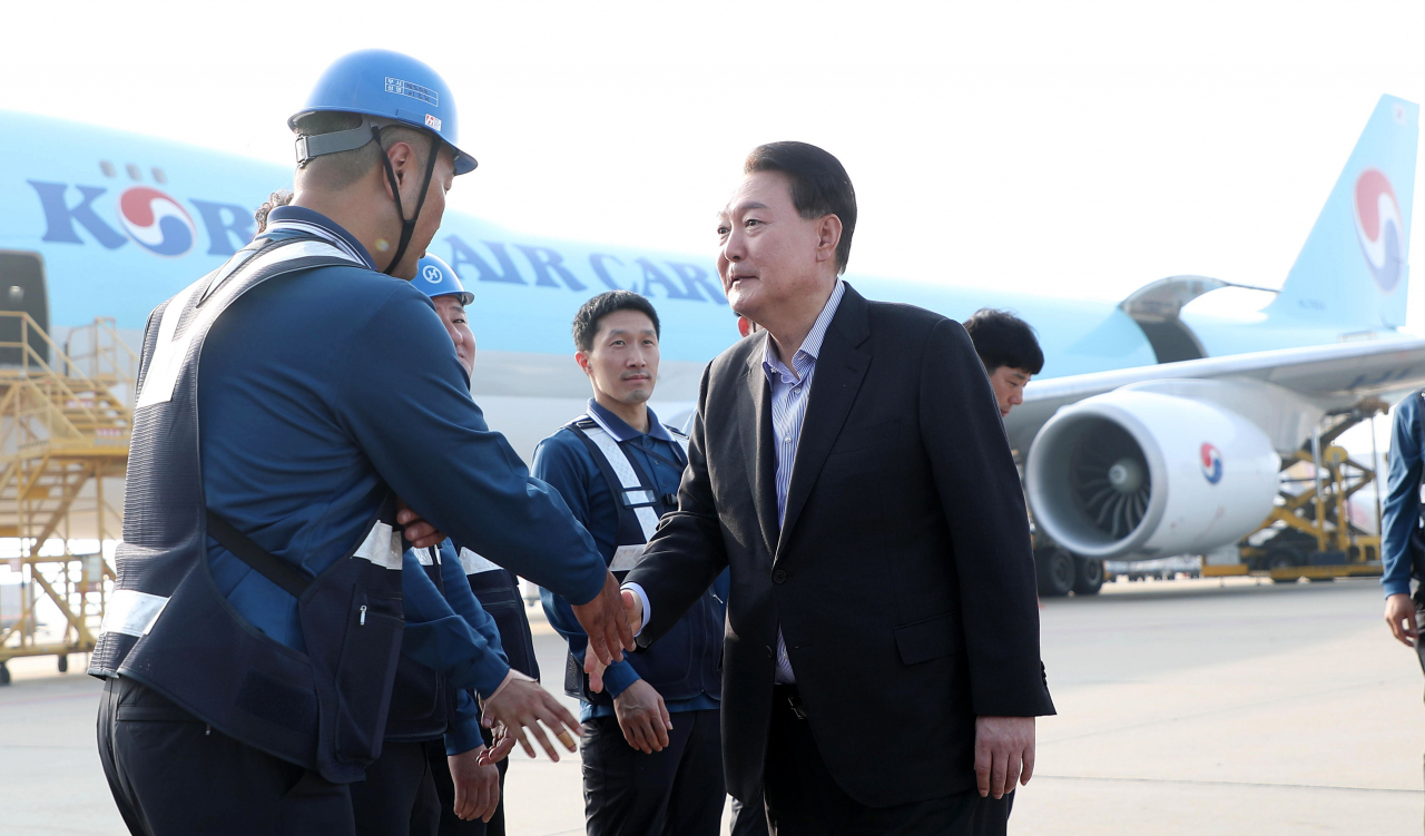 윤석열 대통령이 추석 연휴 첫날인 28일 오후 영종도 인천국제공항 대한항공 화물터미널을 방문, 항공 화물 종사자들을 격려하고 있다. [연합]