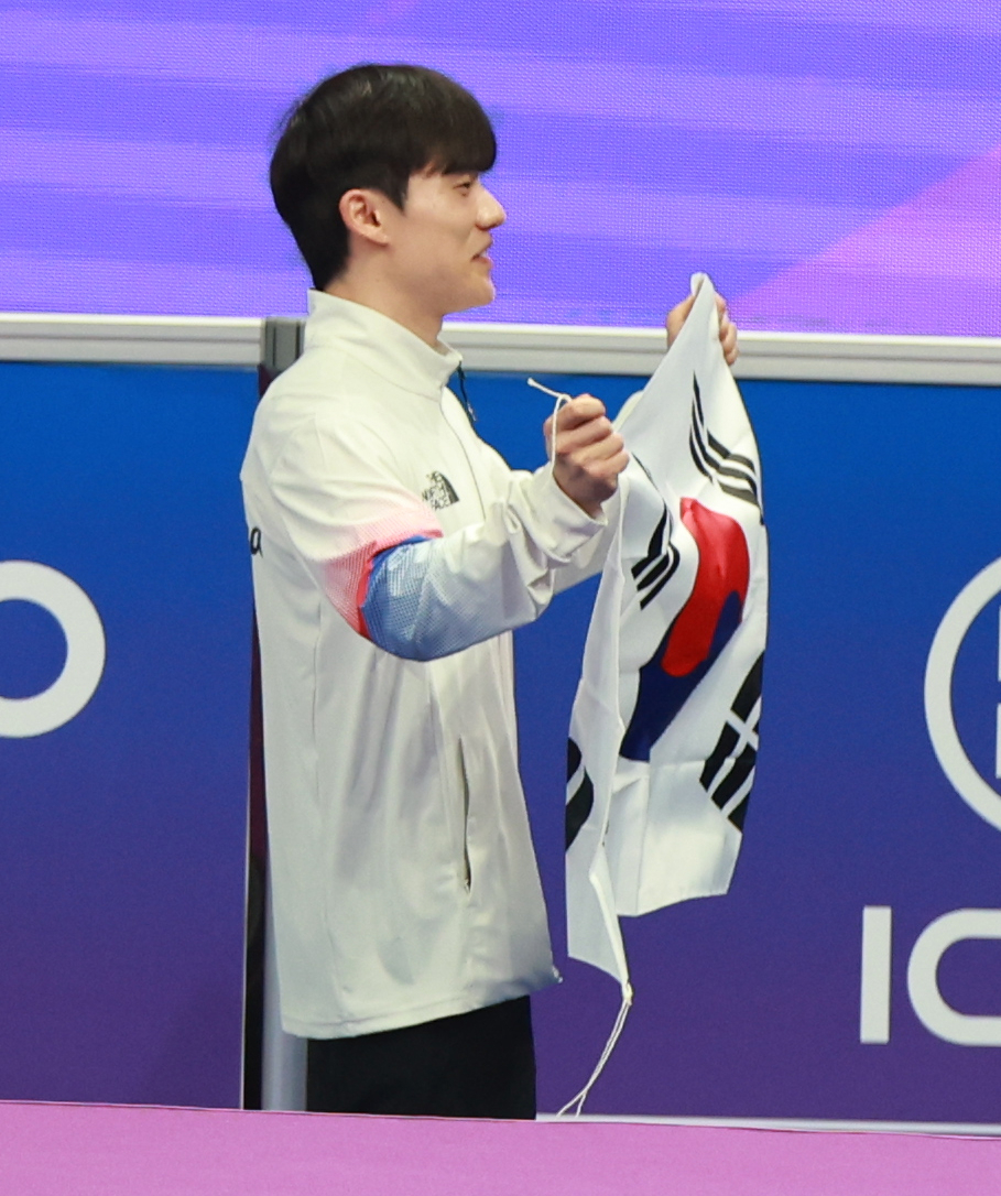 김한솔이 28일 중국 항저우 황룽 스포츠센터 체육관에서 열린 2022 항저우 아시안게임 남자 기계체조 마루 결선에서 금메달을 획득하고 태극기를 들고 퇴장하고 있다.[연합]
