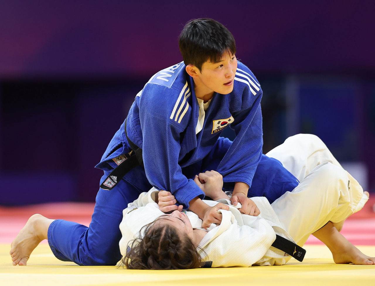 대한민국 정예린이 24일 중국 항저우 샤오산 린푸 체육관에서 열린 항저우 아시안게임 유도 여자 52kg급 동메달결정전에서 카자흐스탄 갈리야 틴바예바를 상대하고 있다. [연합]