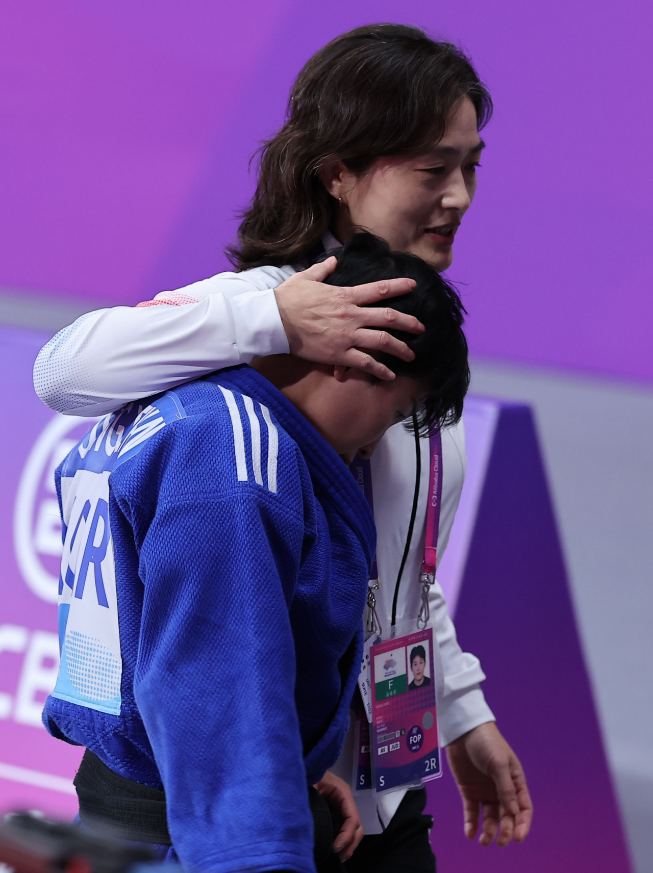 대한민국 정예린이 24일 중국 항저우 샤오산 린푸 체육관에서 열린 항저우 아시안게임 유도 여자 52kg급 동메달결정전에서 카자흐스탄 갈리야 틴바예바를 상대로 승리한 뒤 경기장을 나서고 있다. [연합]