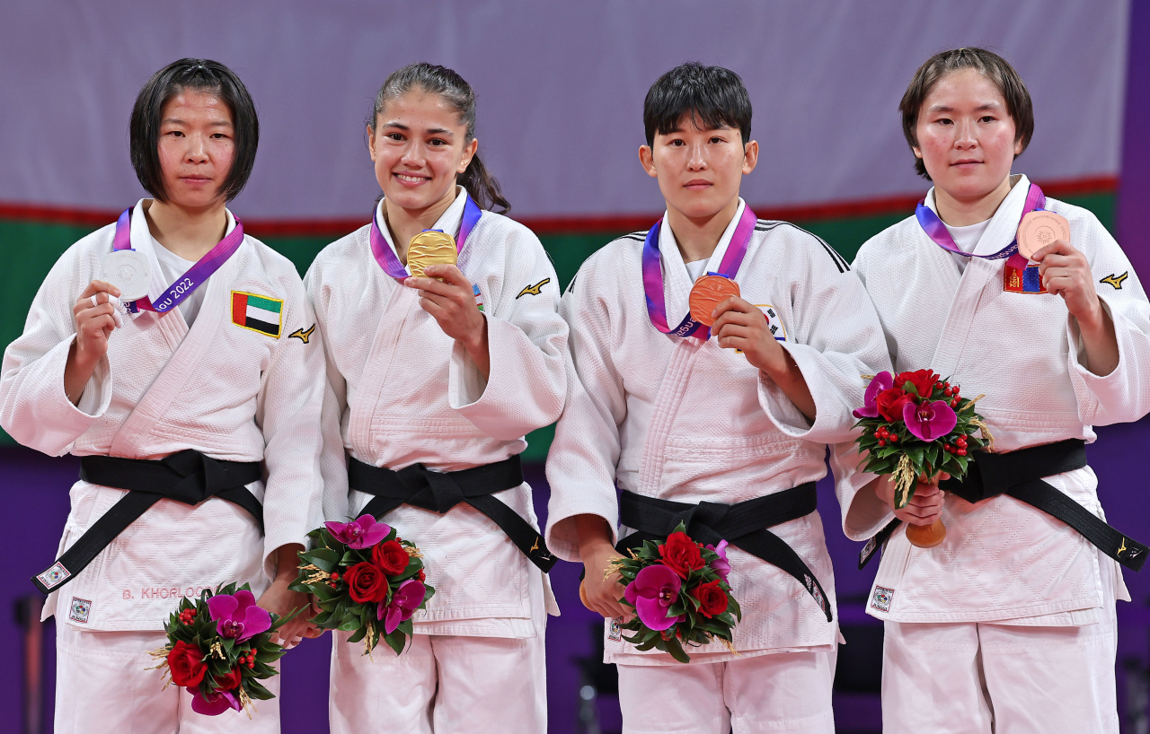 대한민국 정예린이 24일 중국 항저우 샤오산 린푸 체육관에서 열린 항저우 아시안게임 유도 여자 52kg급 메달 시상식에서 기념촬영을 하고 있다. [연합]