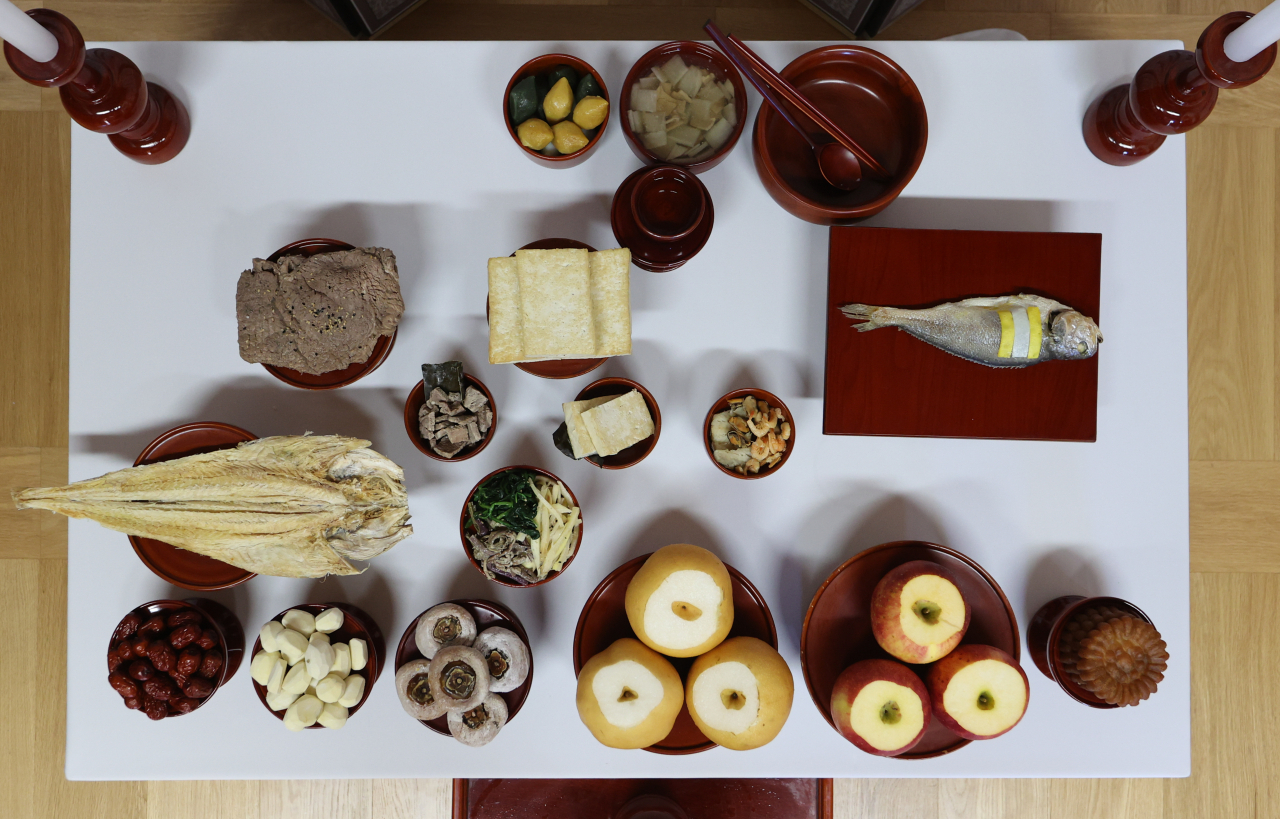 22일 서울 은평구 은평한옥마을 예서헌에서 열린 한국농수산식품유통공사 2023 추석차례상 시연 행사에서 간소화 차례상 차림이 소개되고 있다. [연합]