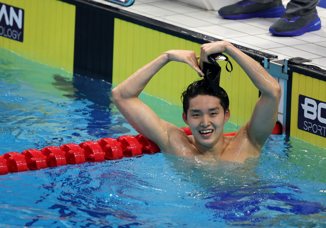 28일 중국 항저우 올림픽 스포츠센터 수영장에서 열린 2022 항저우 아시안게임 수영 남자 800m 자유형 결선에 출전한 김우민이 금메달을 확정짓고 하트를 그리고 있다. [연합]