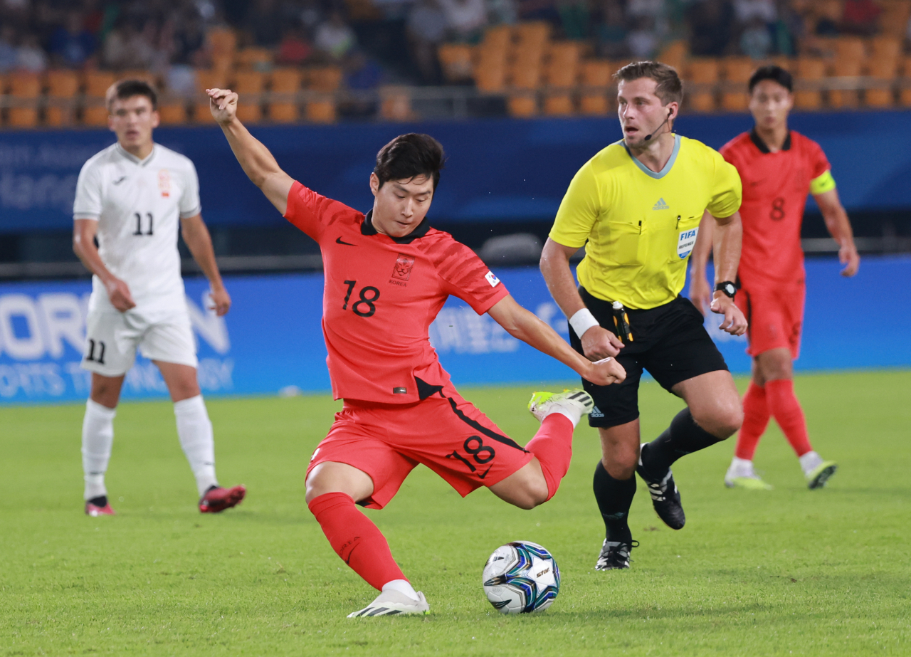 27일 중국 저장성 진화 스포츠센터 스타디움에서 열린 2022 항저우 아시안게임 남자축구 16강전 대한민국과 키르기스스탄의 경기. 전반 대한민국 이강인이 슛을 하고 있다. [연합]