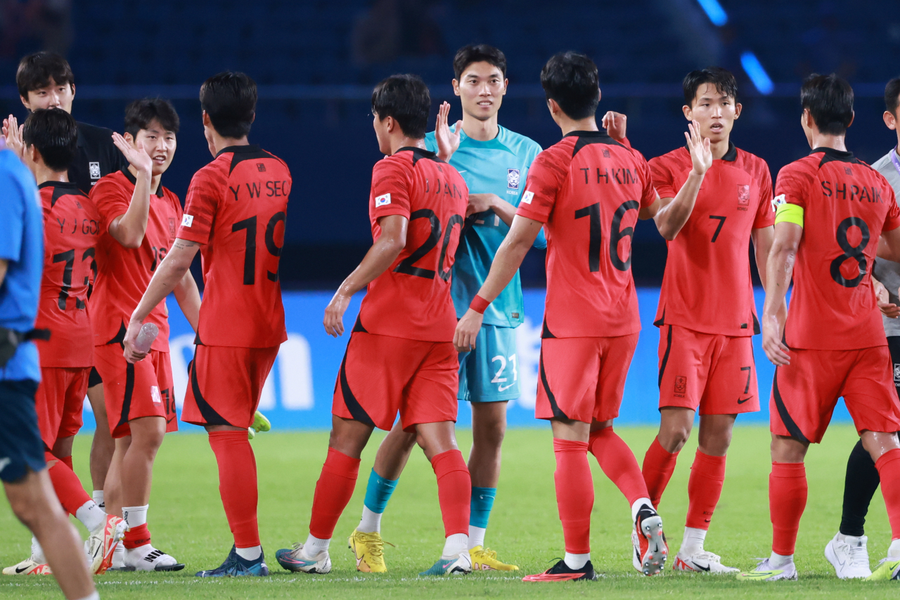 27일 중국 저장성 진화 스포츠센터 스타디움에서 열린 2022 항저우 아시안게임 남자축구 16강전 대한민국과 키르기스스탄의 경기. 5-1 대파 후 8강행을 확정한 대표팀의 이강인, 정우영 등 선수들이 기뻐하고 있다. [연합]