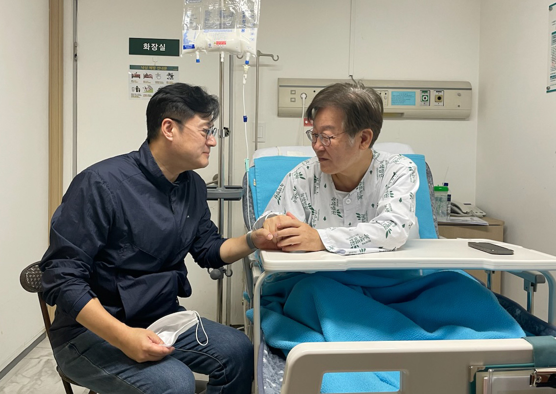 더불어민주당 이재명 대표가 28일 서울 중랑구 녹색병원을 찾은 홍익표 원내대표와 면담하고 있다. [연합]