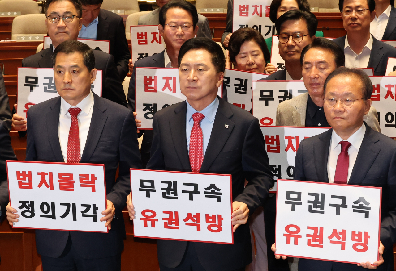 국민의힘 김기현 대표와 윤재옥 원내대표 등이 27일 국회에서 열린 의원총회에서 더불어민주당 이재명 대표 영장 기각 규탄 구호를 외치고 있다. [연합]