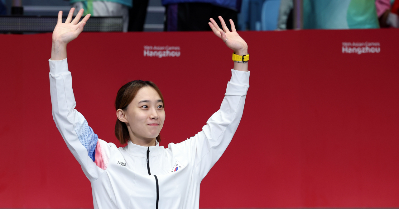 26일 중국 항저우 전자대학 체육관에서 열린 19회 항저우 아시안게임 펜싱 여자 사브르 개인 결승전에서 금메달을 획득한 윤지수가 시상대에 오르며 세리머니를 하고 있다. [연합]