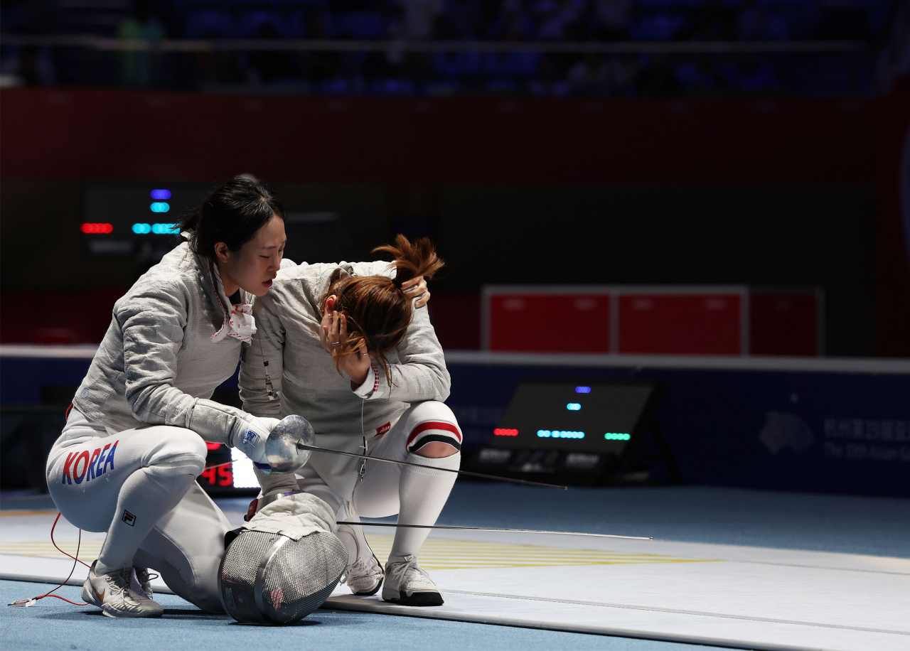 29일 중국 항저우 전자대학 체육관에서 열린 19회 항저우 아시안게임 펜싱 여자 사브르 단체 준결승 일본과의 경기에서 진 윤지수가 아쉬워하고 있다. [연합]