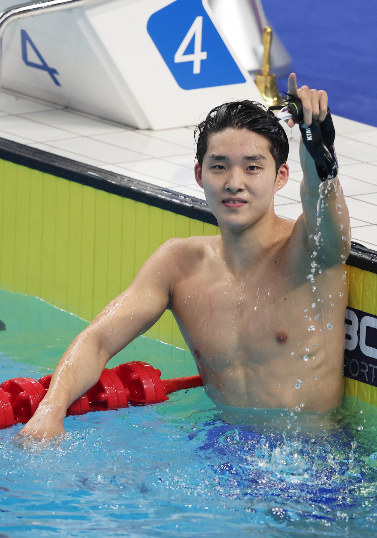 김우민이 자유형 800m 금메달을 따낸 뒤 위풍당당한 모습을 보이고 있다. 연합뉴스
