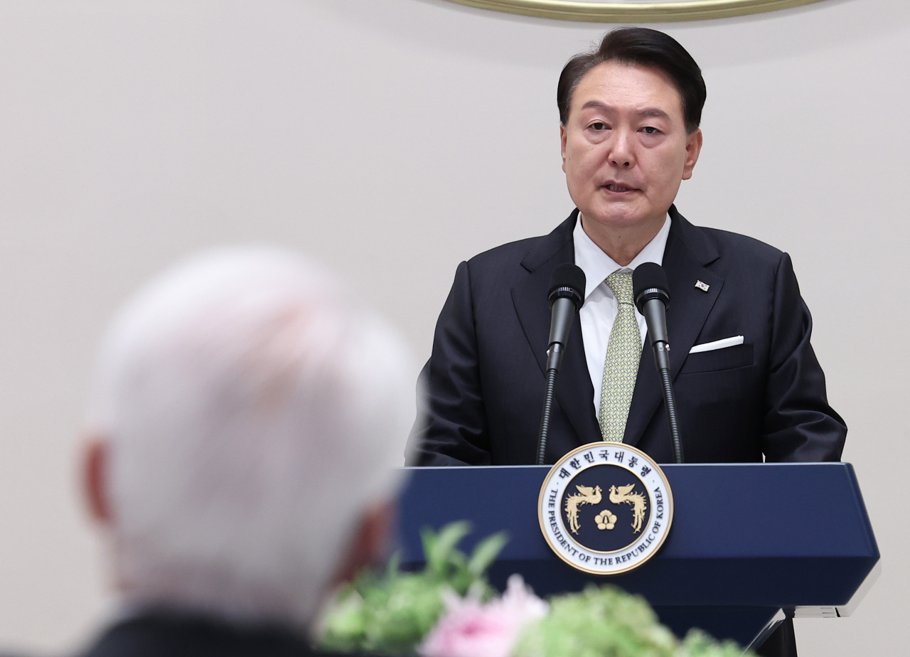 윤석열 대통령이 추석인 29일 청와대 영빈관에서 열린 원폭 피해 동포 오찬 간담회에서 환영사를 하고 있다. [연합]