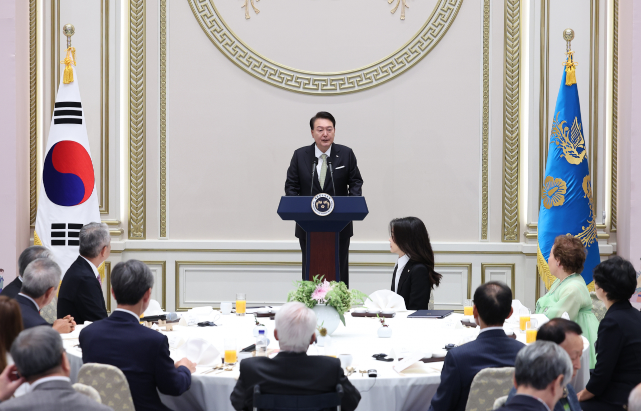 윤석열 대통령이 추석인 29일 청와대 영빈관에서 열린 원폭 피해 동포 오찬 간담회에서 환영사를 하고 있다.[연합]