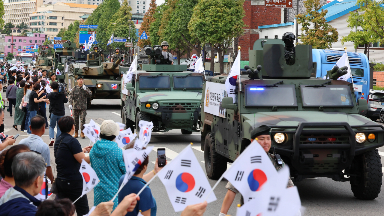 15일 오후 인천시 중구 경인로에서 열린 '제73주년 인천상륙작전 전승기념 호국보훈 거리행진'에서 육군 전차 등 기갑차량들이 퍼레이드 하고 있다. [연합]